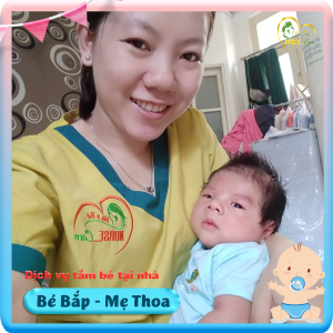 Các điều dưỡng viên của Nurse Care tiến hành dịch vụ tắm tại nhà cho bé Bắp (con của mẹ Thoa). 