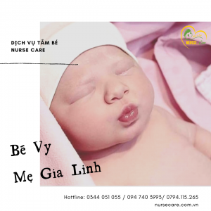 Các điều dưỡng viên của Nurse Care tiến hành dịch vụ tắm tại nhà cho Bé Vy (con của mẹ Gia Linh). 
