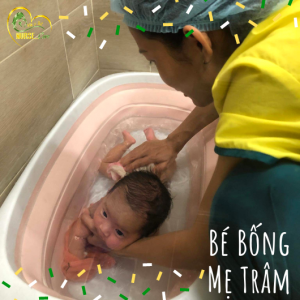 Hình ảnh của bé Bống khi đang được điều dưỡng viên của Nurse Care tắm tại nhà. 