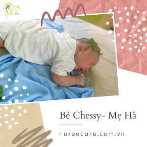Các điều dưỡng viên của Nurse Care tiến hành dịch vụ tắm tại nhà cho bé Chessy (con của mẹ Hà)