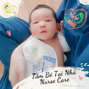 Các điều dưỡng viên của Nurse Care tiến hành dịch vụ tắm tại nhà cho thiên thần nhỏ của mẹ Vy. 