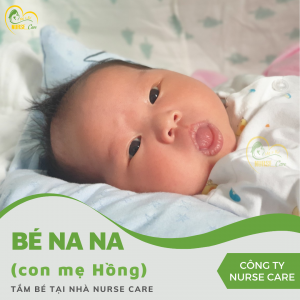 Các điều dưỡng viên của Nurse Care tiến hành dịch vụ tắm tại nhà cho Bé NANA (con của mẹ Hồng).