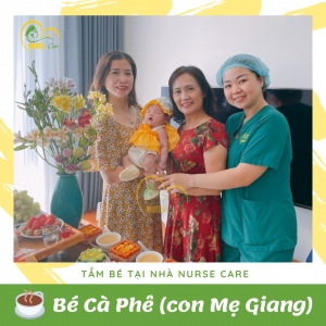 Các điều dưỡng viên của Nurse Care tiến hành dịch vụ tắm tại nhà cho Bé Cà Phê (con của mẹ Giang). 