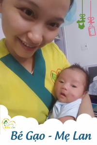 Bé Gạo (con của mẹ Lan) đang được cô điều dưỡng viên của Nurse Care tắm rửa tại nhà