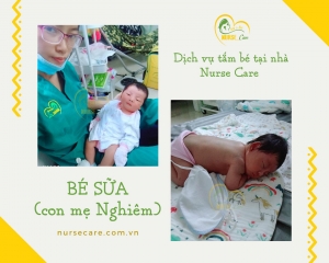 Các điều dưỡng viên của Nurse Care tiến hành dịch vụ tắm tại nhà cho Bé Sữa (con của mẹ Nghiêm).