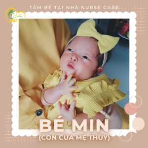 Các điều dưỡng viên của Nurse Care tiến hành dịch vụ tắm tại nhà cho Bé MIN (con của mẹ Thúy).