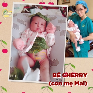 Các điều dưỡng viên của Nurse Care tiến hành dịch vụ tắm tại nhà cho bé Cherry (con của mẹ Mai).