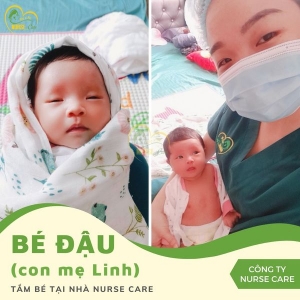 Các điều dưỡng viên của Nurse Care tiến hành dịch vụ tắm tại nhà cho Bé Đậu Đậu (con của mẹ Linh).