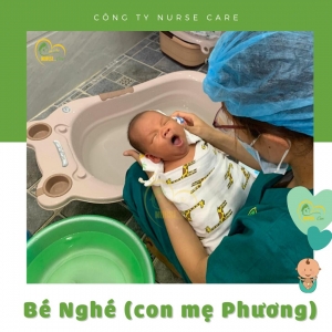 Các điều dưỡng viên của Nurse Care tiến hành dịch vụ tắm tại nhà cho Bé Nghé (con của mẹ Phương). 