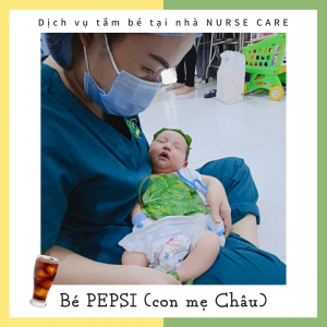 Các điều dưỡng viên của Nurse Care tiến hành dịch vụ tắm tại nhà cho Bé PEPSI (con của mẹ Châu)