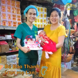 Các điều dưỡng viên của Nurse Care tiến hành dịch vụ tắm tại nhà cho bé Bảo Thanh (con của mẹ Lan).