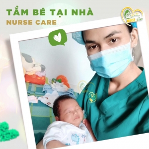Các thiên thần nhỏ nhà Nurse Care đang được cô điều dưỡng chăm sóc, tắm rửa & massage tại nhà.