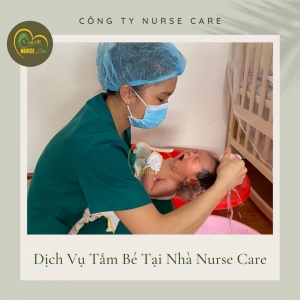 Các thiên thần nhỏ nhà Nurse Care đang được cô điều dưỡng chăm sóc, tắm rửa & massage tại nhà.