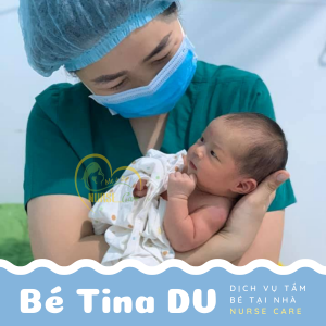 Các điều dưỡng viên của Nurse Care tiến hành dịch vụ tắm tại nhà cho bé Tina Du.