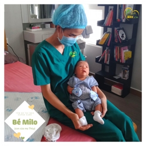 Các điều dưỡng viên của Nurse Care tiến hành dịch vụ tắm tại nhà cho bé Milo (con của mẹ Thùy).