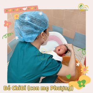 Các điều dưỡng viên của Nurse Care tiến hành dịch vụ tắm tại nhà cho bé Chibi (con của mẹ Phượng).