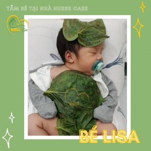 Các điều dưỡng viên của Nurse Care tiến hành dịch vụ tắm tại nhà cho bé Lisa.