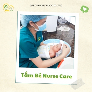 Các điều dưỡng viên của Nurse Care tiến hành dịch vụ tắm tại nhà cho bé.