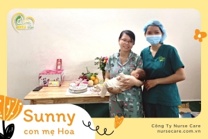 Các điều dưỡng viên của Nurse Care tiến hành dịch vụ tắm tại nhà cho bé Sunny (con của mẹ Hoa).