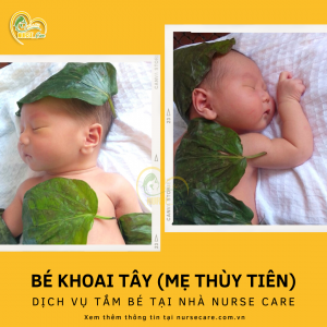 Các điều dưỡng viên của Nurse Care tiến hành dịch vụ tắm tại nhà cho bé Khoai Tây (con của mẹ Tiên).