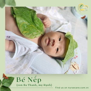 Các điều dưỡng viên của Nurse Care tiến hành dịch vụ tắm tại nhà cho bé Nếp (con ba Thanh, mẹ Hạnh).