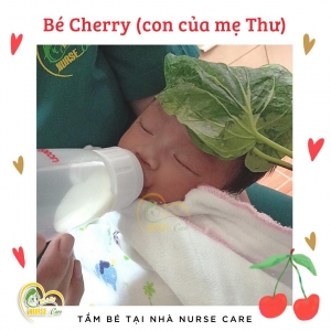 Các điều dưỡng viên của Nurse Care tiến hành dịch vụ tắm tại nhà cho bé Cherry (con của mẹ Thư).