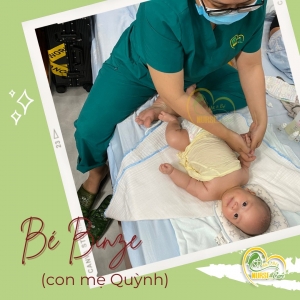 Các điều dưỡng viên của Nurse Care tiến hành dịch vụ tắm tại nhà cho bé Binze (con của mẹ Quỳnh).