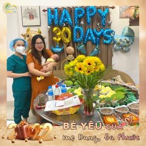 Các điều dưỡng viên của Nurse Care tiến hành dịch vụ tắm tại nhà cho bé yêu của mẹ Dung, ba Phước