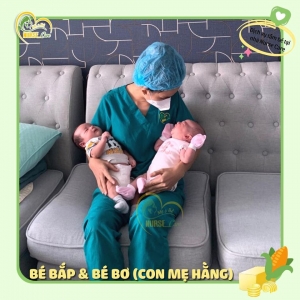 Các điều dưỡng viên của Nurse Care tiến hành dịch vụ tắm tại nhà cho BÉ BẮP & BÉ BƠ (con của mẹ Hằng).