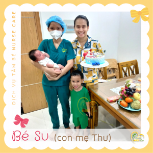 Các điều dưỡng viên của Nurse Care tiến hành dịch vụ tắm tại nhà cho bé Su (con mẹ Thư).