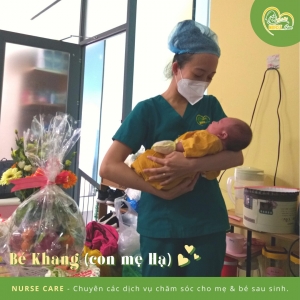 Các điều dưỡng viên của Nurse Care tiến hành dịch vụ tắm tại nhà cho bé Khang (con của mẹ Hạ).