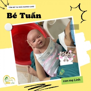 Các điều dưỡng viên của Nurse Care tiến hành dịch vụ tắm tại nhà cho bé Tuấn (con của mẹ Linh).