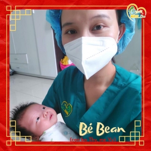 Các điều dưỡng viên của Nurse Care tiến hành dịch vụ tắm tại nhà cho bé Bean (con ba Thy, mẹ Vy)