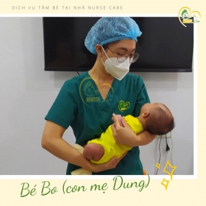 Các điều dưỡng viên của Nurse Care tiến hành dịch vụ tắm tại nhà cho bé Bo (con của mẹ Dung)