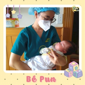 Các điều dưỡng viên của Nurse Care tiến hành dịch vụ tắm tại nhà cho bé Pun.