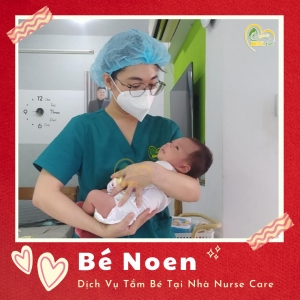 Các điều dưỡng viên của Nurse Care tiến hành dịch vụ tắm tại nhà cho bé Noen.