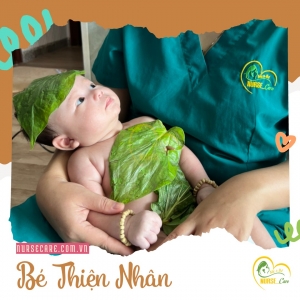Các điều dưỡng viên của Nurse Care tiến hành dịch vụ tắm tại nhà cho bé Thiện Nhân.