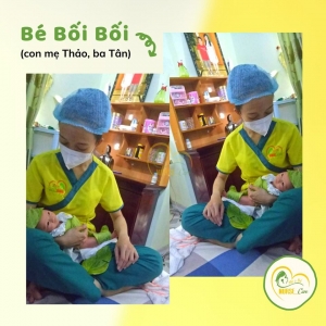 Các điều dưỡng viên của Nurse Care tiến hành dịch vụ tắm tại nhà cho Bé Bối Bối (con mẹ Thảo, ba Tân).