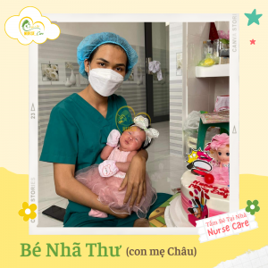 Các điều dưỡng viên của Nurse Care tiến hành dịch vụ tắm tại nhà cho Bé Nhã Thư (con mẹ Châu).