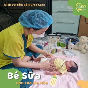 Các điều dưỡng viên của Nurse Care tiến hành dịch vụ tắm tại nhà cho Bé Sữa (con mẹ Hòa).