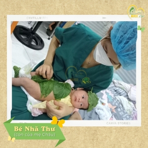 Các điều dưỡng viên của Nurse Care tiến hành dịch vụ tắm tại nhà cho Bé Nhã Thư (con mẹ Châu). 