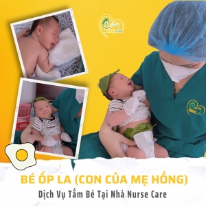 Các điều dưỡng viên của Nurse Care tiến hành dịch vụ tắm tại nhà cho BÉ ỐP LA (con của mẹ Hồng).
