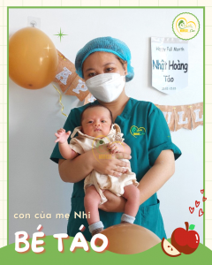 Các điều dưỡng viên của Nurse Care tiến hành dịch vụ tắm tại nhà cho Bé Táo (con của mẹ Nhi).