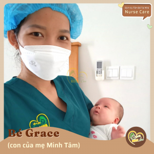 Các điều dưỡng viên của Nurse Care tiến hành dịch vụ tắm tại nhà cho Bé Grace (con mẹ Minh Tâm).