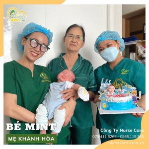 Các điều dưỡng viên của Nurse Care tiến hành dịch vụ tắm tại nhà cho bé Mint (con của mẹ Khánh Hoà) 