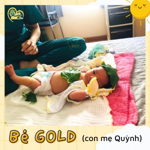 Các điều dưỡng viên của Nurse Care tiến hành dịch vụ tắm tại nhà cho BÉ GOLD (con của mẹ Quỳnh).