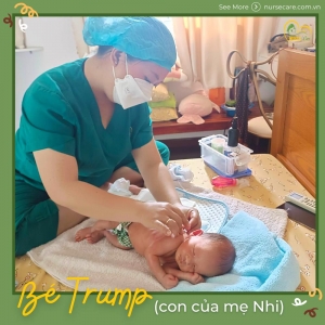 Các điều dưỡng viên của Nurse Care tiến hành dịch vụ tắm tại nhà cho BÉ TRUMP (con của mẹ Nhi).