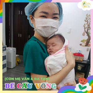 Các điều dưỡng viên của Nurse Care tiến hành dịch vụ tắm tại nhà cho bé CẦU VỒNG (con của ba Tân & mẹ Vân)