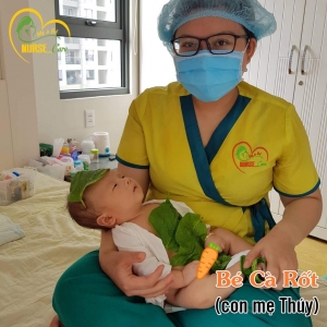 Các điều dưỡng viên của Nurse Care tiến hành dịch vụ tắm tại nhà cho Bé Cà Rốt (con của mẹ Thuý).