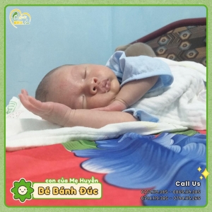 Các điều dưỡng viên của Nurse Care tiến hành dịch vụ tắm tại nhà cho bé Bánh Đúc (con của mẹ Huyền)